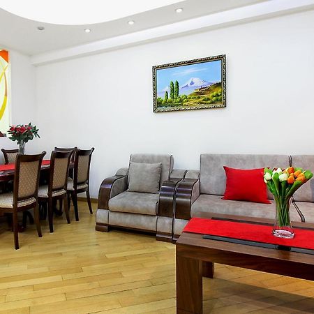 3 Bedroom Apartment Near Republic Square Yerevan Exterior foto